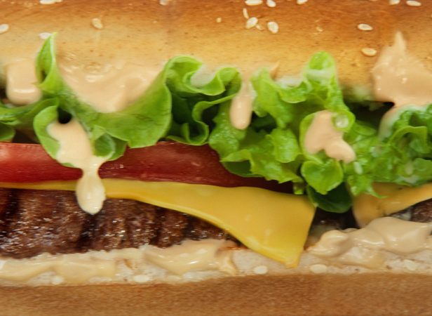 Image clé de la campagne télé annonçant la sortie des burger Longs chez Burger King